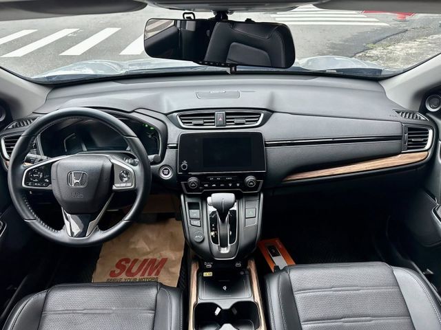 (原鈑件)S版 迎風面、大燈、車頂貼膜/全景天窗/自動跟車/ 車道維持/無線充電/盲點/電尾門/免鑰匙  第11張相片