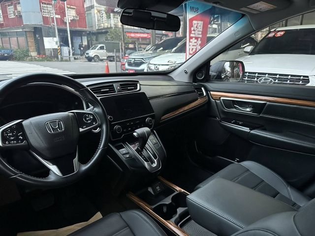 一手車/原鈑件/S版/全景天窗/自動跟車/ 車道維持/遠光燈自動切換/盲點/倒車顯影/電尾門/免鑰匙/電動椅  第6張相片