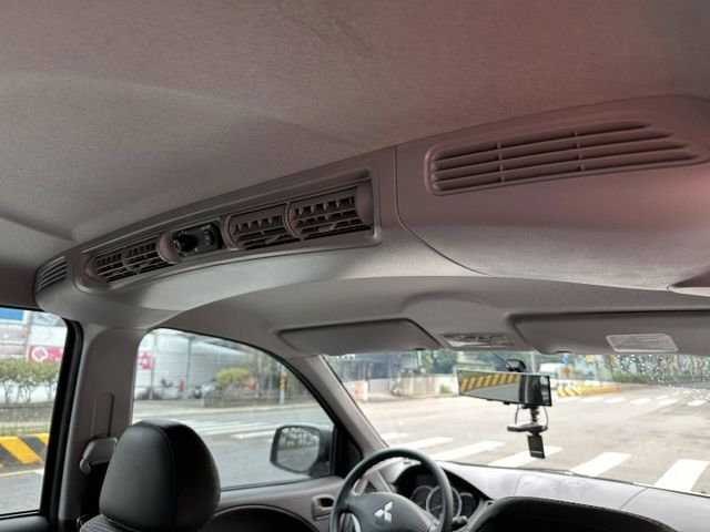 原鈑件/低里程/免鑰匙/後座出風口  第12張相片