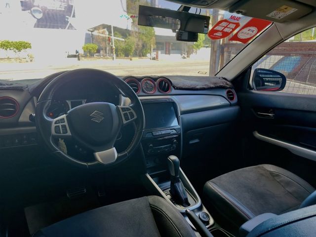 原鈑件4WD/LED日行燈/LED頭燈(感應式)/換檔撥片/方向盤快控鍵/恆溫空調/藍芽/免鑰匙啟動/摸門  第8張相片