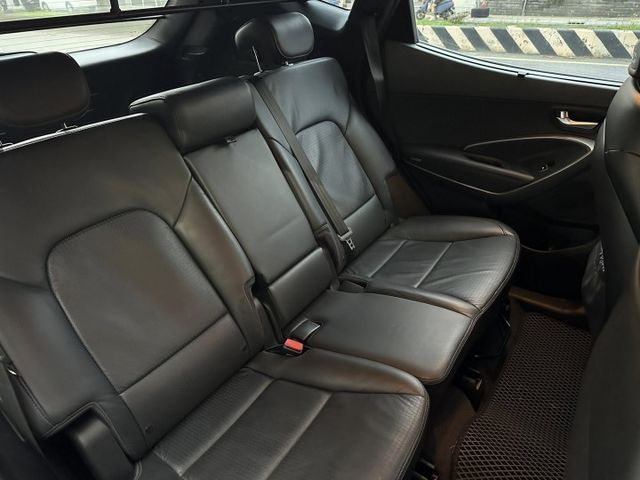 原鈑件/全景天窗/LED日行燈+尾燈/恆溫/電收後視鏡/二台電視/HID頭燈/免鑰匙/定速/雙前電動椅帶加熱/電尾門  第12張相片