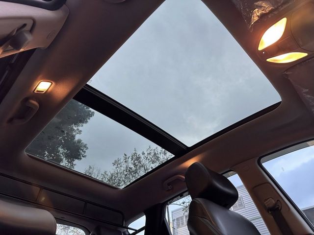 原鈑件/全景天窗/LED日行燈+尾燈/恆溫/電收後視鏡/二台電視/HID頭燈/免鑰匙/定速/雙前電動椅帶加熱/電尾門  第15張相片