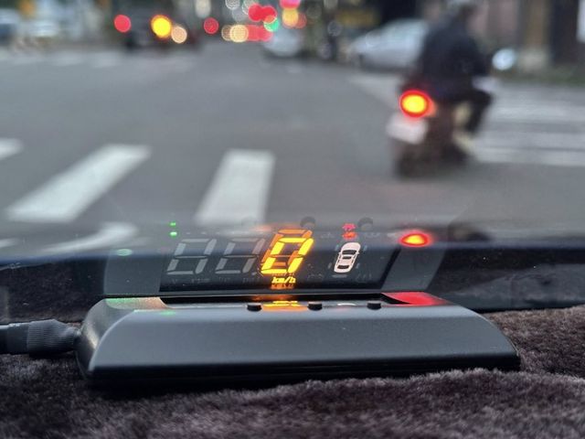 原鈑件/全景天窗/LED日行燈+尾燈/恆溫/電收後視鏡/二台電視/HID頭燈/免鑰匙/定速/雙前電動椅帶加熱/電尾門  第17張相片