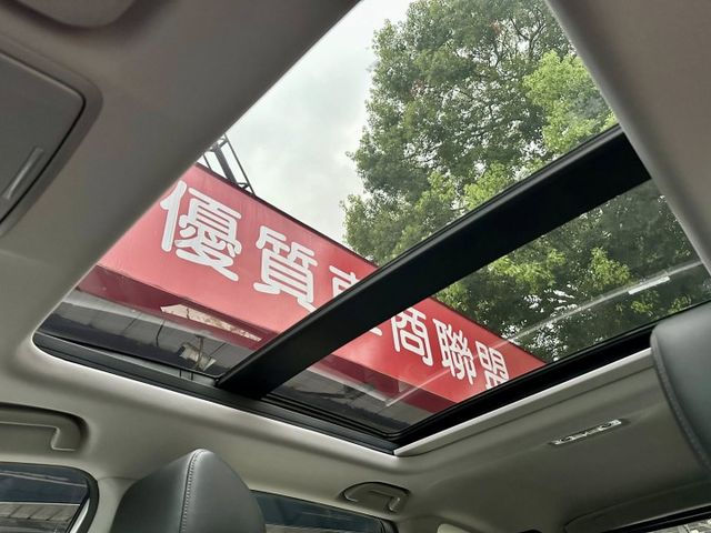 (原鈑件)S版 迎風面、大燈、車頂貼膜/全景天窗/自動跟車/ 車道維持/無線充電/盲點/電尾門/免鑰匙  第15張相片