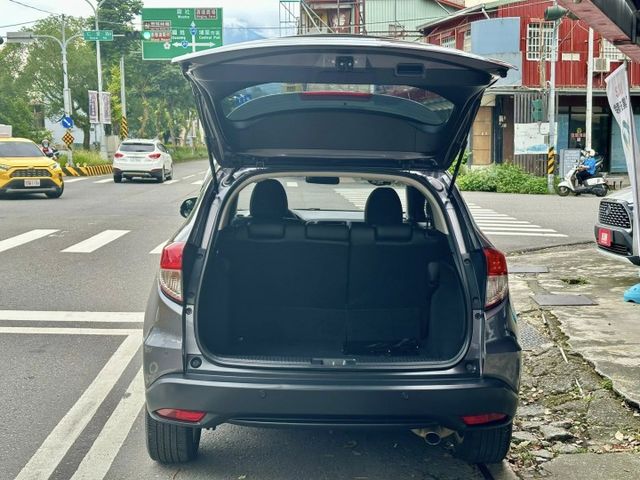 一手車/全車原鈑件/換檔撥片/免鑰匙/摸門/方向盤快播/電收後視鏡/恆溫/LED尾燈  第7張相片