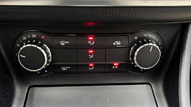 2015年 賓士 A180 內裝宛如新車綿密 市場稀有割愛 車輛操控靈敏，定速巡航 渦輪引擎 增加駕駛體驗舒適且穩定  第12張相片