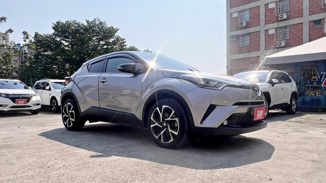 2018年 CH-R 日系1.2L渦輪~4傳~9安~衛星導航~倒顯~雙前電熱椅 稅金超級便宜又好停車   配備滿滿  第3張相片