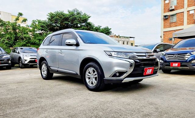 2016年 三菱 OUTLANDER 2.4L~定速~恆溫空調~循跡防滑~大空間優質家庭休旅~車漂亮無待修~可全額貸  第3張相片
