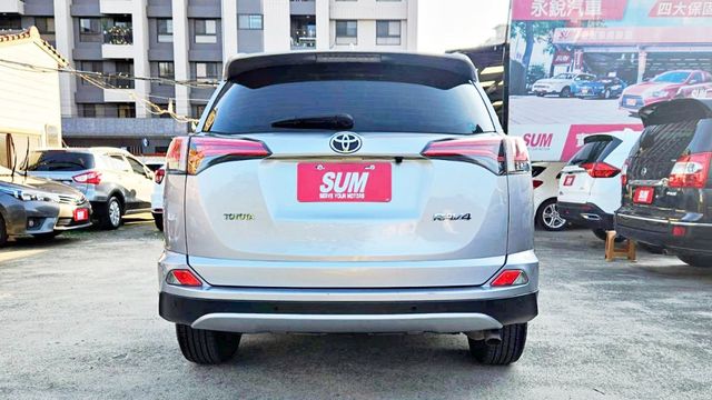 2017年 TOYOTA RAV4 2.0L~I-KEY~定速~衛星導航~倒車顯影~雙區恆溫~優質實惠幸福家庭休旅~  第19張相片