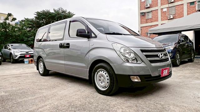 2018年 STAREX 柴油 2.5L~9人座~衛星導航~倒車顯影~中排座椅前後滑移~商務接送家庭旅遊最佳首選  第3張相片