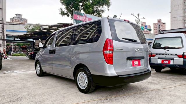 2018年 STAREX 柴油 2.5L~9人座~衛星導航~倒車顯影~中排座椅前後滑移~商務接送家庭旅遊最佳首選  第6張相片