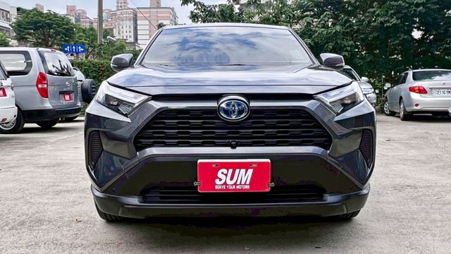 2022年 RAV4 2.5L 油電版 啟動安靜 自動跟車 車道偏離 循跡防滑 想省油又有力，選這台準沒錯~  第2張相片
