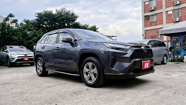 2022年 RAV4 2.5L 油電版 啟動安靜 自動跟車 車道偏離 循跡防滑 想省油又有力，選這台準沒錯~  第3張相片