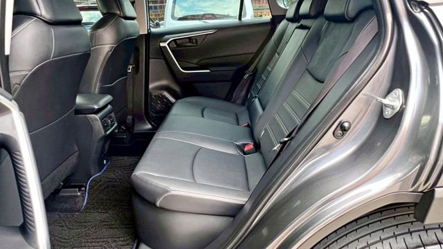 2022年 RAV4 2.5L 油電版 啟動安靜 自動跟車 車道偏離 循跡防滑 想省油又有力，選這台準沒錯~  第6張相片