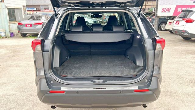 2022年 RAV4 2.5L 油電版 啟動安靜 自動跟車 車道偏離 循跡防滑 想省油又有力，選這台準沒錯~  第16張相片