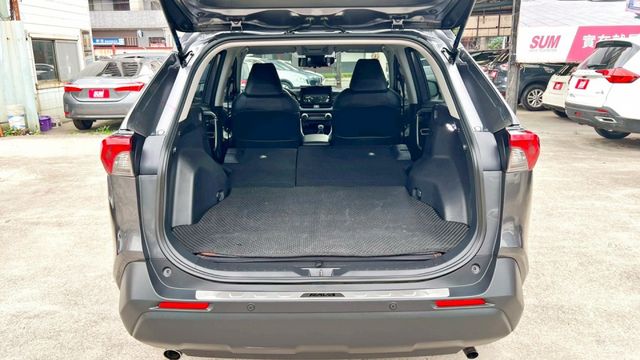 2022年 RAV4 2.5L 油電版 啟動安靜 自動跟車 車道偏離 循跡防滑 想省油又有力，選這台準沒錯~  第17張相片