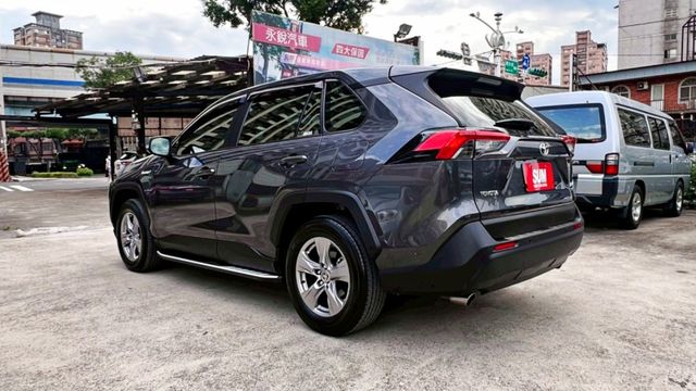 2022年 RAV4 2.5L 油電版 啟動安靜 自動跟車 車道偏離 循跡防滑 想省油又有力，選這台準沒錯~  第18張相片
