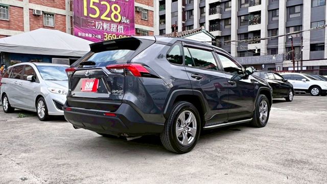 2022年 RAV4 2.5L 油電版 啟動安靜 自動跟車 車道偏離 循跡防滑 想省油又有力，選這台準沒錯~  第20張相片