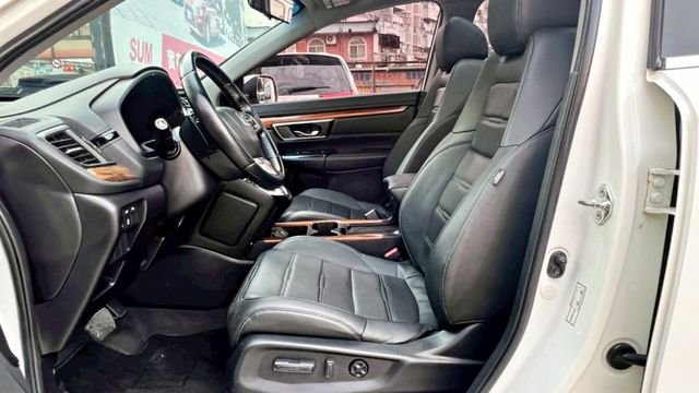 2018年 CR-V 1.5L 渦輪增壓 換檔撥片 衛星導航 倒車顯影 本田品牌 王者風範 奔馳道路 耐用省油  第5張相片