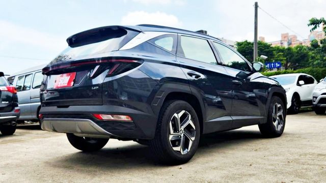 2022年現代 新款土桑1.6L 按鍵式排檔 自動跟車 全景天窗 電尾門僅1.6萬公里新車保固到2027年 誰眼光好快搶  第20張相片
