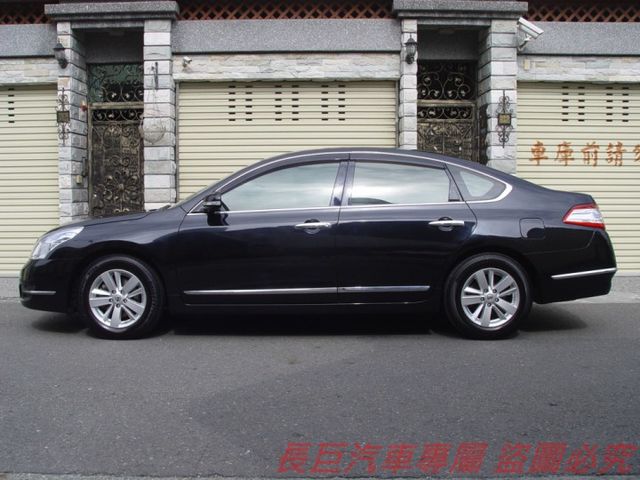 豪華型.全車原鈑件.雙安.I-KEY.音響快撥鍵.定速巡航.後座出風口.雙區恆溫.電動椅.舒適氣派!  第2張相片