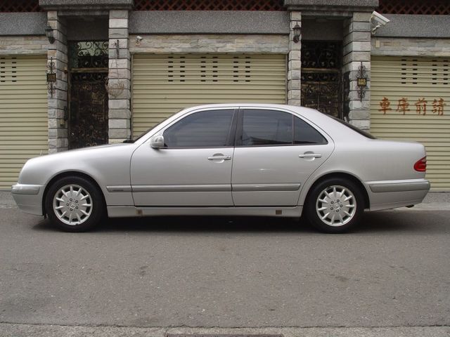 一手車.僅跑8萬多.里程保證.6安.雙電動椅.天窗.定速系統.雙區恆溫.真皮皮椅.全車距雷達.車況絕佳.大器華貴  第2張相片
