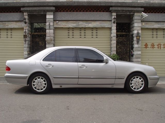 一手車.僅跑8萬多.里程保證.6安.雙電動椅.天窗.定速系統.雙區恆溫.真皮皮椅.全車距雷達.車況絕佳.大器華貴  第3張相片