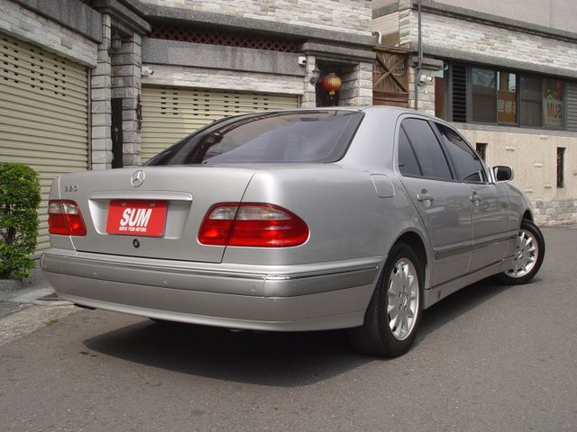 一手車.僅跑8萬多.里程保證.6安.雙電動椅.天窗.定速系統.雙區恆溫.真皮皮椅.全車距雷達.車況絕佳.大器華貴  第4張相片