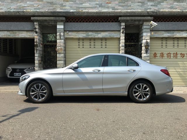 總代理一手車.全車原鈑件.7安.I-KEY.雙區恆溫.LED頭燈.多媒體主機.雙電動椅.後座出風口.可全貸  第2張相片