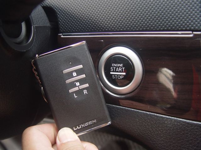 頂級版.4安.電動椅.全車環景.定速系統.恆溫空調.I-KEY.電動天窗.循跡防滑.HID頭燈.超值國產豪華MPV  第9張相片