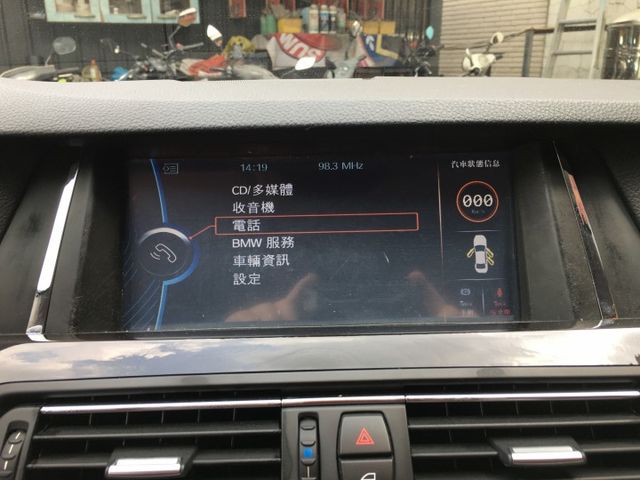 僅跑7萬多.總代理520D.全車原鈑件.6安.換檔撥片.雙前座電動椅.i-DRIVE系統.定速系統.倒車顯影.  第12張相片