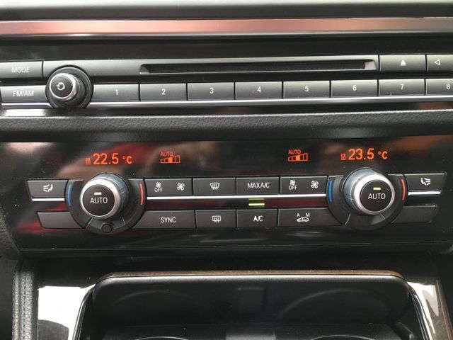僅跑7萬多.總代理520D.全車原鈑件.6安.換檔撥片.雙前座電動椅.i-DRIVE系統.定速系統.倒車顯影.  第13張相片