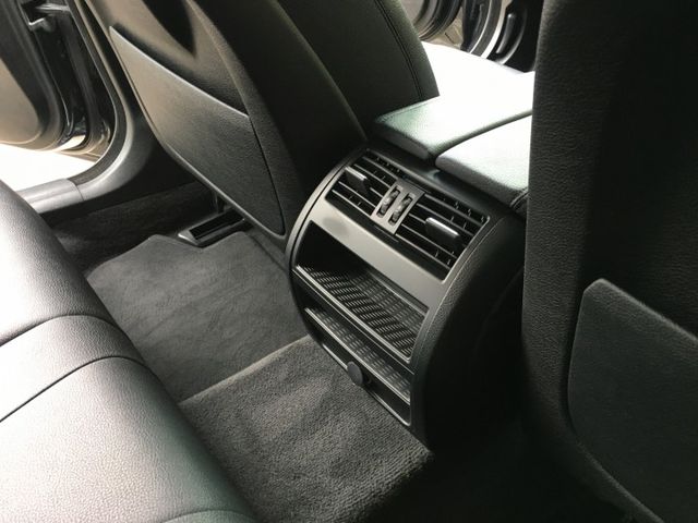 僅跑7萬多.總代理520D.全車原鈑件.6安.換檔撥片.雙前座電動椅.i-DRIVE系統.定速系統.倒車顯影.  第15張相片