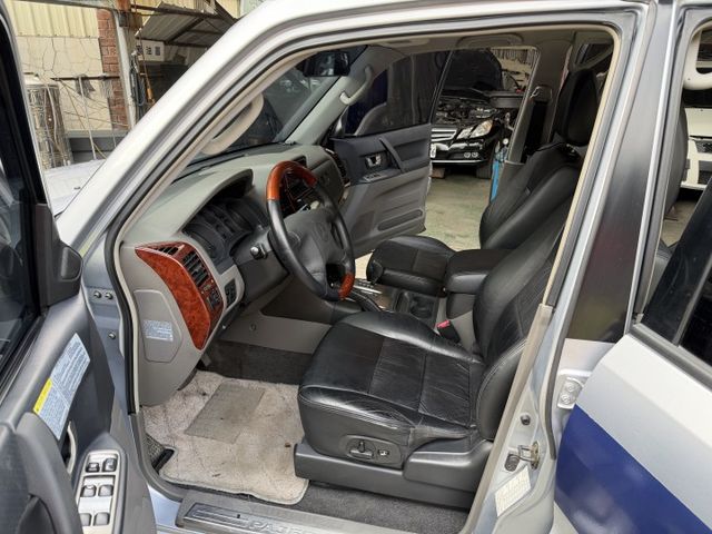 全車原鈑件/7人座/4WD/大螢幕安卓機/5速手自排/電動椅/後座出風口/天窗/越野王者  第5張相片