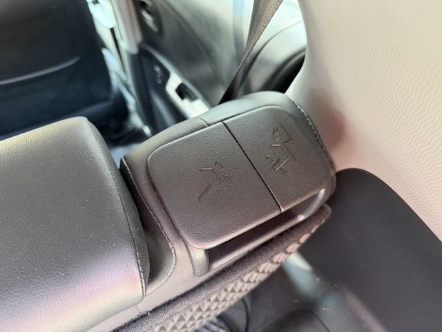 G版/雙安/方向盤音響快控//恆溫空調/6/4分離後座椅/前車距雷達/耐用好顧/省油靈活/不敗代步車  第11張相片