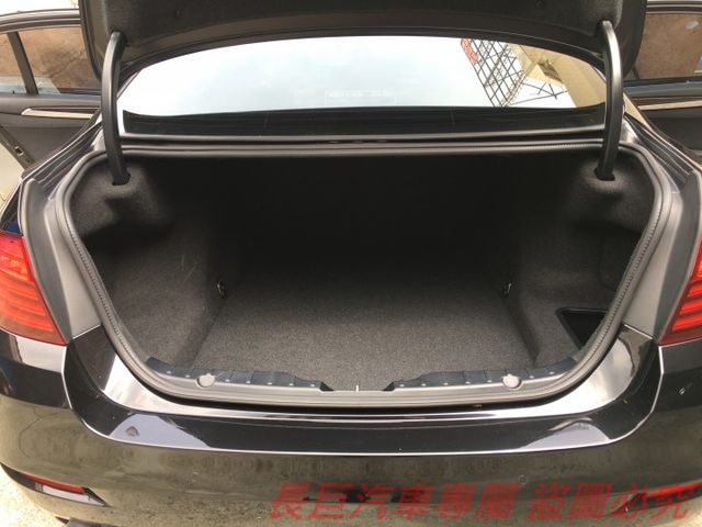 僅跑7萬多.總代理520D.全車原鈑件.6安.換檔撥片.雙前座電動椅.i-DRIVE系統.定速系統.倒車顯影.  第8張相片
