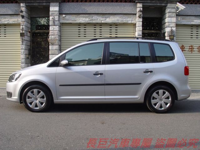 1.6柴油渦輪引擎.全車原鈑件.原廠保養.倒車顯影.6安.車頂行李架.7速手自排.超搶手.可全貸  第2張相片