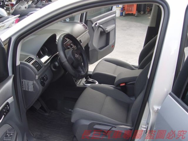 1.6柴油渦輪引擎.全車原鈑件.原廠保養.倒車顯影.6安.車頂行李架.7速手自排.超搶手.可全貸  第5張相片