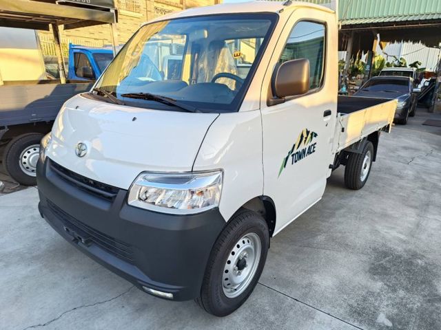 全新領牌車 手排  買車就送前後行車記錄器 新車保固到2026年8月  第3張相片