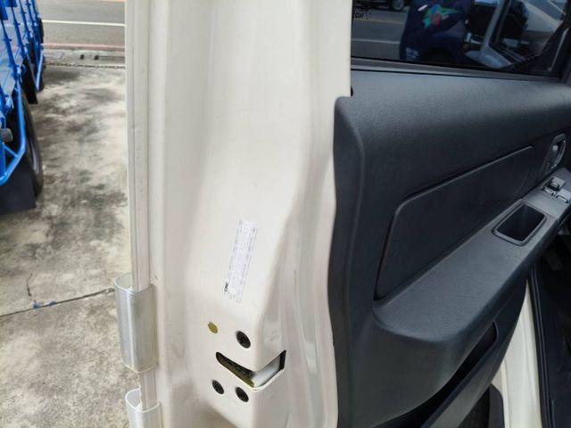 里程保證5萬多公里 原鈑件無事故 原廠記錄可查 車況佳 四輪換新 買回去無待修立刻發大財  第7張相片