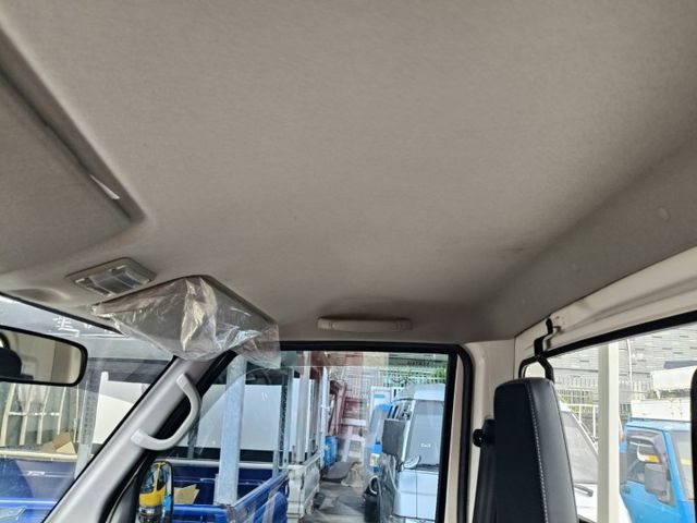 里程保證5萬多公里 原鈑件無事故 原廠記錄可查 車況佳 四輪換新 買回去無待修立刻發大財  第9張相片
