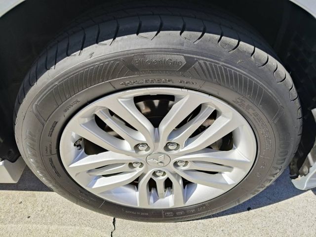 超漂亮一手個人用車 里程保證5萬多公里原鈑件 車主超顧車 免鑰匙啟動 雙安 ABS 定速 原廠保養 輪胎電池剛  第9張相片