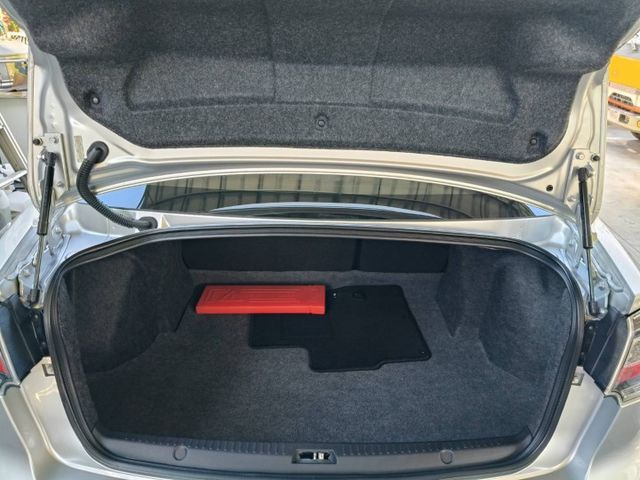 超漂亮一手個人用車 里程保證5萬多公里原鈑件 車主超顧車 免鑰匙啟動 雙安 ABS 定速 原廠保養 輪胎電池剛  第11張相片