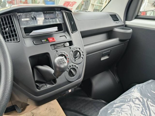 2024年9月出廠 townace 手排鐵斗 全新領牌車 還有白色木床  第9張相片