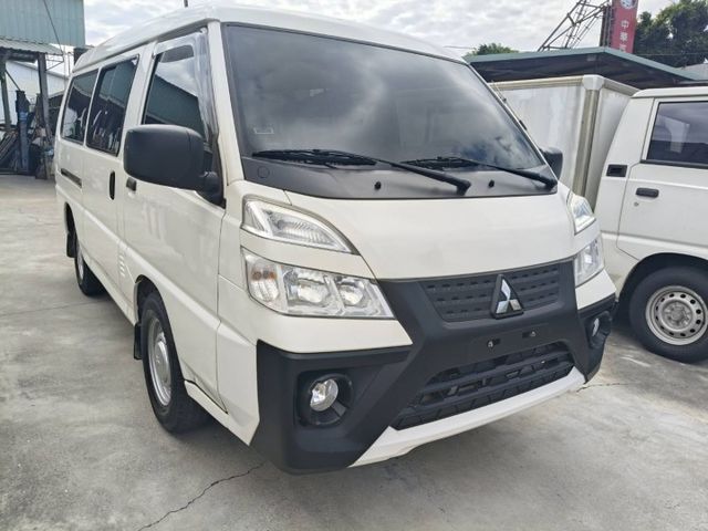 手排8人座客貨車 會附椅子 里程保證78000多公里 原鈑件 有雙安全氣囊 ABS  第1張相片