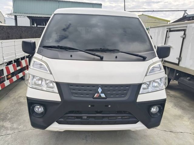 手排8人座客貨車 會附椅子 里程保證78000多公里 原鈑件 有雙安全氣囊 ABS  第4張相片