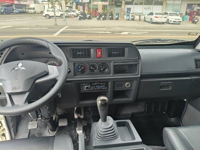 手排8人座客貨車 會附椅子 里程保證78000多公里 原鈑件 有雙安全氣囊 ABS  第10張相片