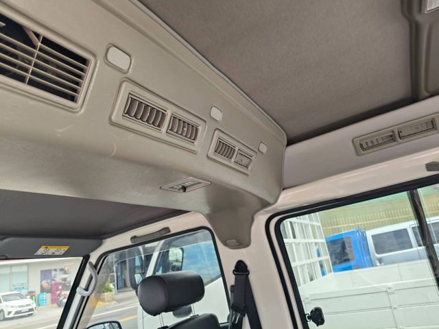 手排8人座客貨車 會附椅子 里程保證78000多公里 原鈑件 有雙安全氣囊 ABS  第11張相片