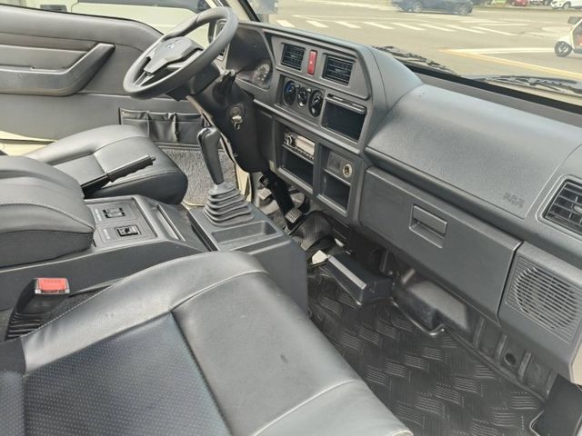 手排8人座客貨車 會附椅子 里程保證78000多公里 原鈑件 有雙安全氣囊 ABS  第13張相片