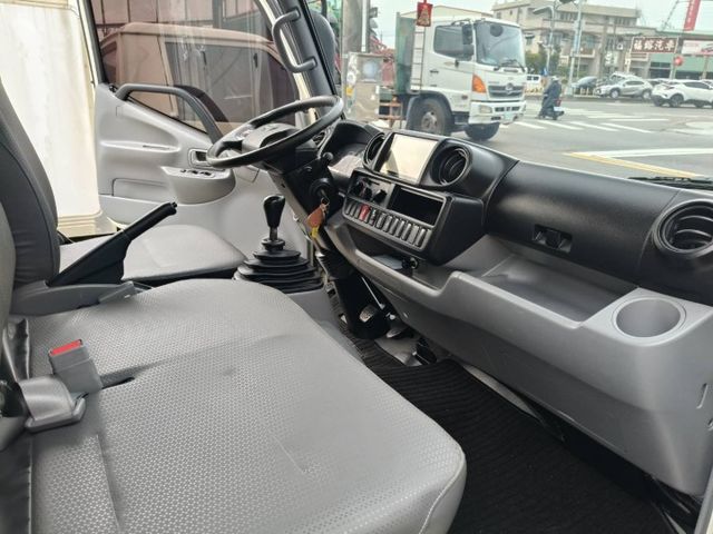 正五噸 手排11呎 里程保證61000多公里 原鈑件   箱子 長約349公分 寬約201公分 高約193  第12張相片